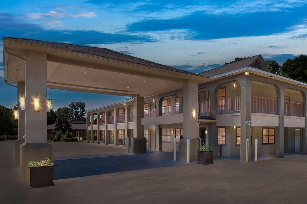 Best Western Delhi Inn Εξωτερικό φωτογραφία