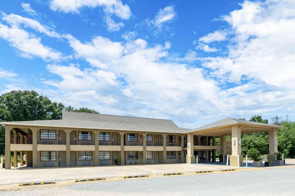 Best Western Delhi Inn Εξωτερικό φωτογραφία